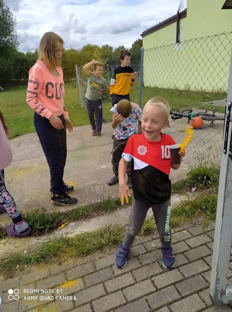 Chłopiec rzuca proszek holi.