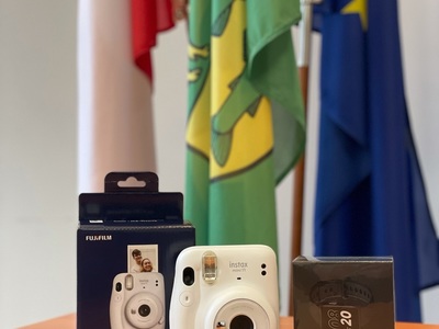 Aparat Instax i smartwatch jako nagrody dodatkowe w konkursie dla zaszczepionych osób. 