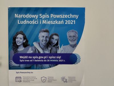 Drzwi do sali nr 1  z plakatem dotyczącym akcji NSP.
