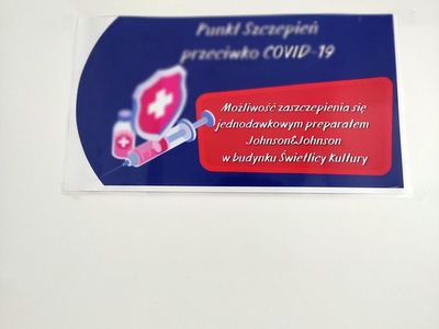 Drzwi do sali nr 2  z plakatem dotyczącym akcji szczepień.
