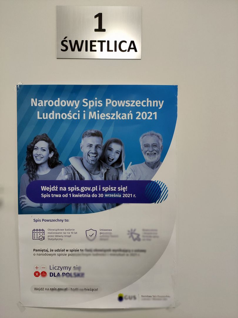Drzwi do sali nr 1 z plakatem dotyczącym akcji NSP.
