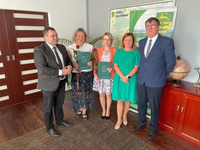 Wójt Radosław Nowakowski, nauczycielki mianowane Marta Korotusz, Magdalena Krawczuk, kierownik Referatu Oświaty i Sportu - Karolina Chruszcz-Pietraszewska, dyrektor ZSP Malechowo - Piotr Chylarecki.