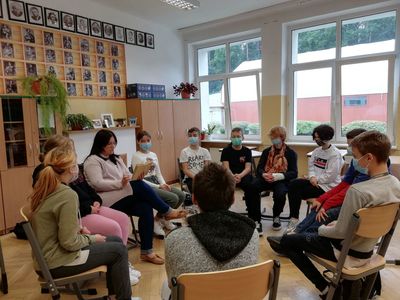 Wspólne czytanie utworu w Szkole Podstawowej w Lejkowie, dzieci w klasie z nauczycielką.