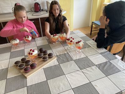 Dziewczynki z Placówki Wsparcia Dziennego w Święcianowie w trakcie dekorowania deserów z galaretki