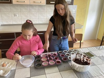 Dziewczynki z Placówki Wsparcia Dziennego w Święcianowie w trakcie robienia czekoladowych muffinek.