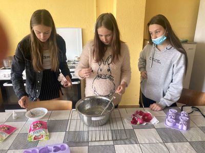 Dziewczynki z Placówki Wsparcia Dziennego w Święcianowie w trakcie wykonywania mydełek.