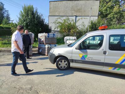 Wójt Gminy Malechowo i pracownik UG Malechowo na remontowanym odcinku drogi w Żegocinie, z prawej strony auto służbowe Gminy Malechowo.