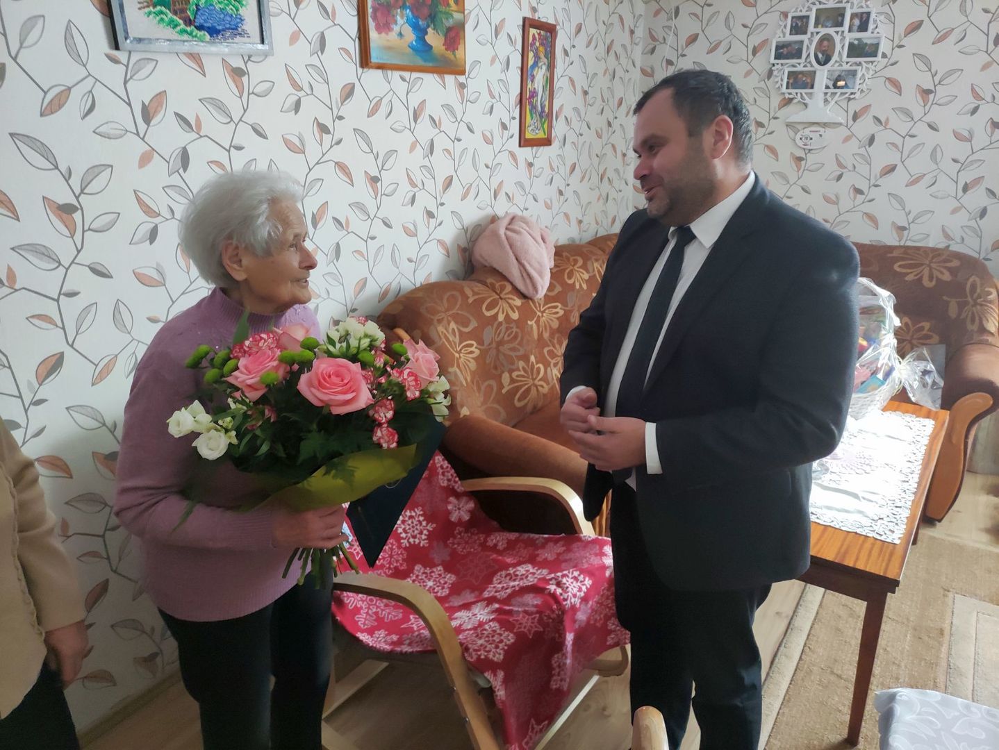 99-letnia mieszkanka Malechowa - Genowefa Dul i wójt Gminy Malechowo - Radosław Nowakowski.