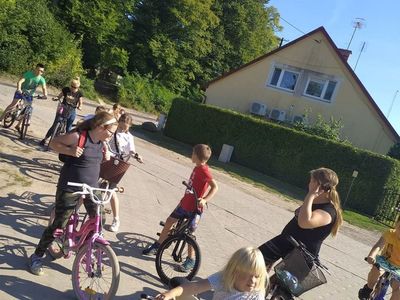 Dzieci z Placówki Wsparcia Dziennego w Laskach bawią się na placu zabaw w Domachowie.