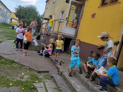 Dzieci z Placówki Wsparcia Dziennego w Laskach na zakupach w sklepie w Domachowie.