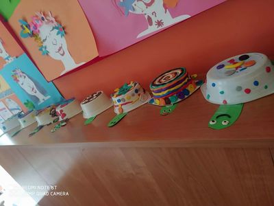 Kolorowe żółwie 3D wykonane przez dzieci z Placówki Wsparcia Dziennego w Laskach.