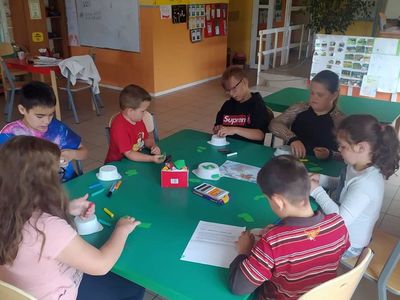 Dzieci z Placówki Wsparcia Dziennego w Laskach robią kolorowe żółwie z plasteliny.
