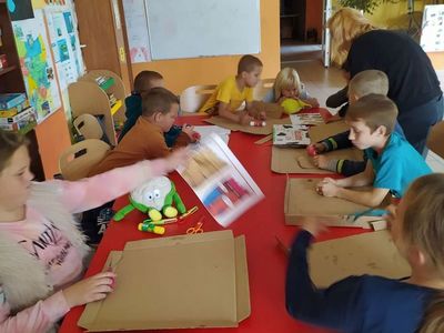 Dzieci z Placówki Wsparcia Dziennego w Laskach z ramkami, które wykonały  z tektury, muszelek i kamyczków.
