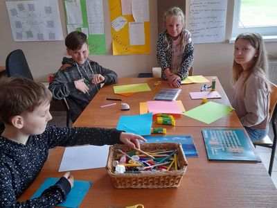 Dwie dziewczynki i dwóch chłopców z Placówki Wsparcia Dziennego w Sulechowie wykonujący pracę plastyczną.