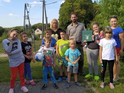 Dzieci z Placówki Wsparcia Dziennego w Laskach wraz z wychowawczyniami i myśliwym.