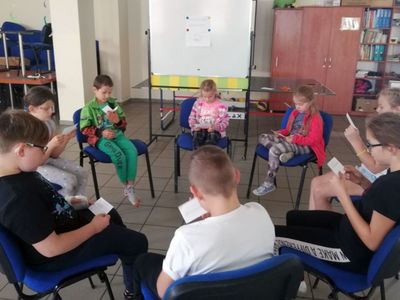 Dzieci z Placówki Wsparcia Dziennego w Pękaninie odczytują swoje instrukcje.
