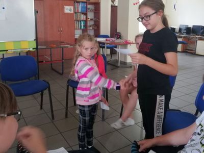  Inscenizacja nawiązania pierwszego kontaktu wśród dzieci  z Placówki Wsparcia Dziennego w Pękaninie.


