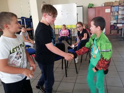 Chłopcy z Placówki Wsparcia Dziennego w Pękaninie nawiązujący nowy kontakt z rówieśnikiem.