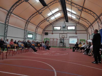 Zapoznanie rodziców z ofertą zajęć sportowych przez Kamila Wiśniewskiego w Szkole Podstawowej w Lejkowie. 