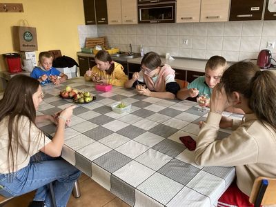 Dzieci z Placówki Wsparcia Dziennego w Święcianowie w trakcie degustacji sałatki owocowej.