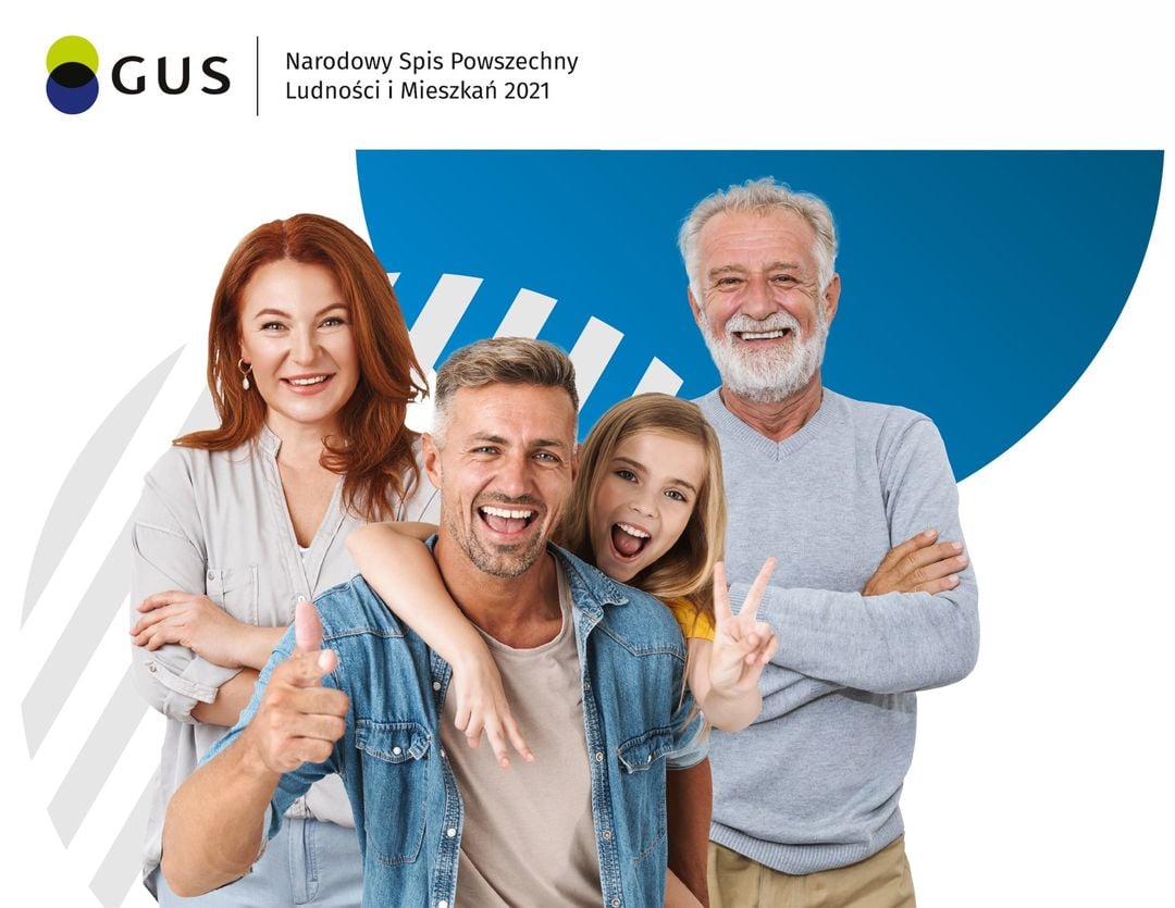 Plakat z czterema osobami informujący o trwającym Narodowym Spisie Powszechnym.