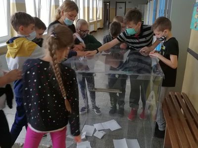 Dzieci z Szkoły Podstawowej w Lejkowie wrzucają swoje głosy do urny.