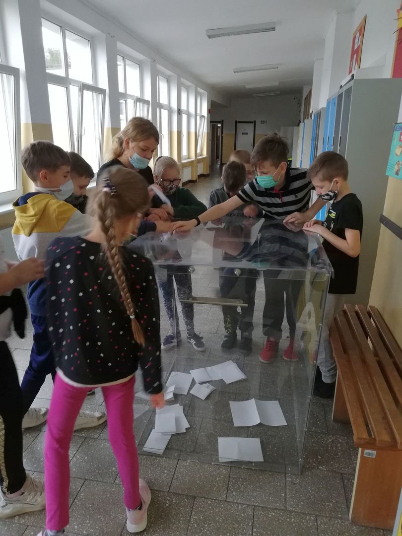 Dzieci z Szkoły Podstawowej w Lejkowie wrzucają swoje głosy do urny.