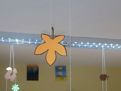 Papierowe ozdoby: liście i jeżyki zawisły na suficie świetlicy w Podgórkach.