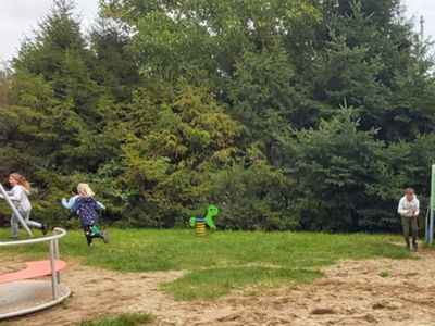 Dzieci z Podgórek bawią się na placu zabaw i biegają na świeżym powietrzu. 