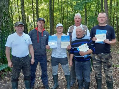 Nagrodzeni w zawodach wędkarskich uczestnicy zabawy pozują do zdjęcia z dyplomami i nagrodami w towarzystwie członków Zarządu Koła PZW Niemica.