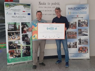 Nauczyciele z Malechowa: Dominik Wrosch i Dariusz Bartos  z wyróżnionym grantem.