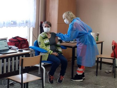 Pracownica ZOZ-u Malchowo szczepi osobę podczas festynu Szczepimy się z KGW Sulechówko. 