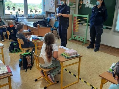 Pani policjantki podczas pogawędki z uczniami klasy pierwszej na temat bezpieczeństwa. Szkoła Podstawowa w Malechowie.