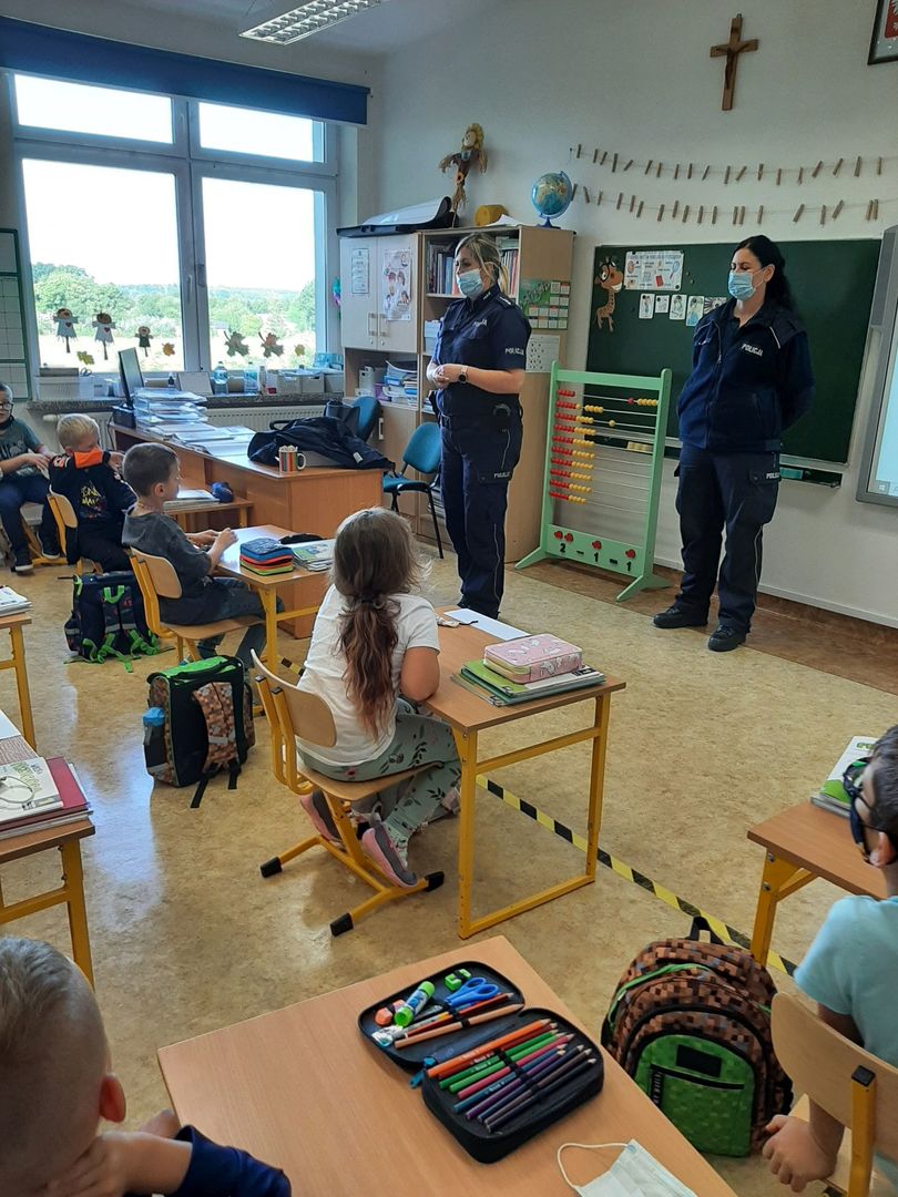 Pani policjantki podczas pogawędki z uczniami klasy pierwszej na temat bezpieczeństwa. Szkoła Podstawowa w Malechowie.