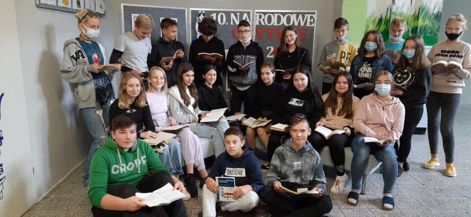 Uczniowie ze Szkoły Podstawowej w Malechowie z książkami podczas akcji Narodowego Czytania.
