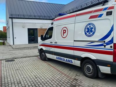Ambulans Zakładu Opieki Zdrowotnej w Malechowie gotowy do Objazdowej Akcji Szczepień przy Domu Wiejskim w Ostrowcu. 