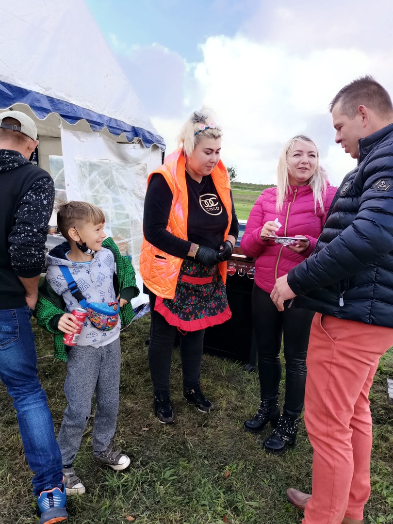 Osoby uczestniczące w festynie rodzinnym "Szczepimy się z KGW Kusice".