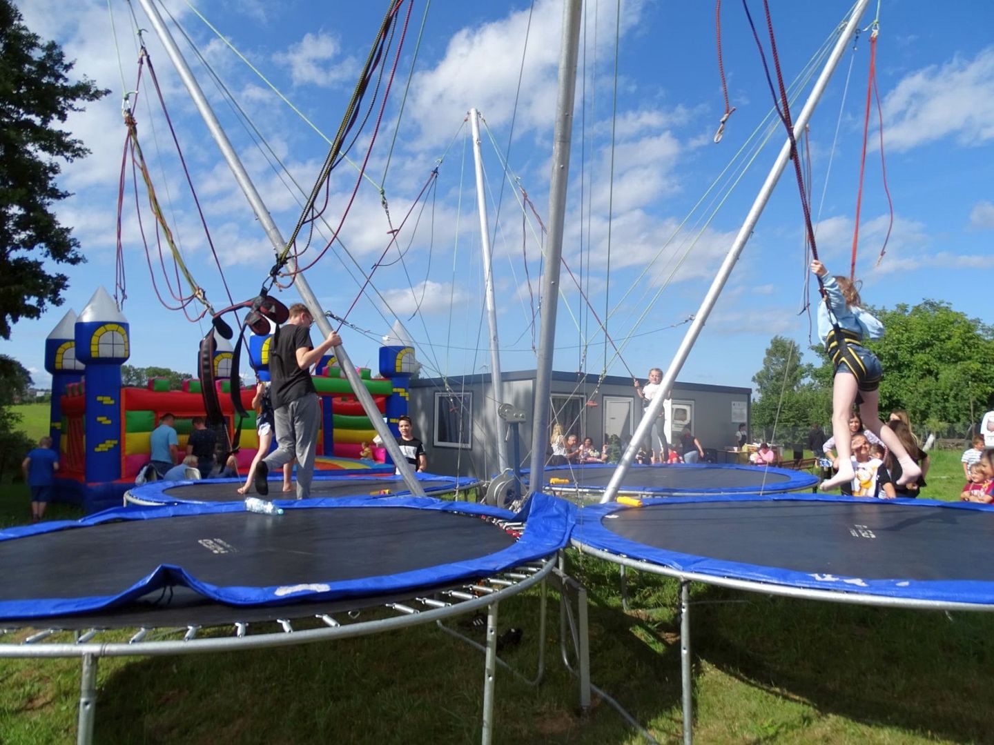 Dzieci z Malechówka skaczą na eurobungee.