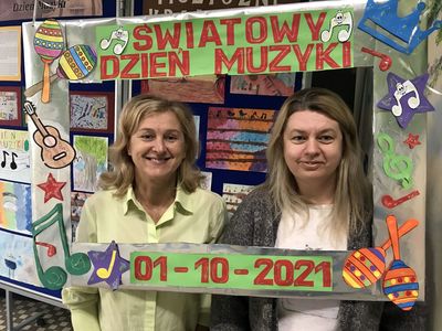 Dyrektor Mirosława Turczyn i wychowawca klasy 3 Żaneta Strzelecka pozują w specjalnej fotoramce.