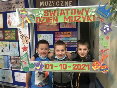 Uczniowie klas 4-5 ze Szkoły Podstawowej w Lejkowie w muzycznej ramce.