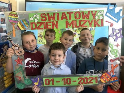 Uczniowie klasy drugiej obchodzą Międzynarodowy Dzień Muzyki, pozują do zdjęcia w fotoramce. 