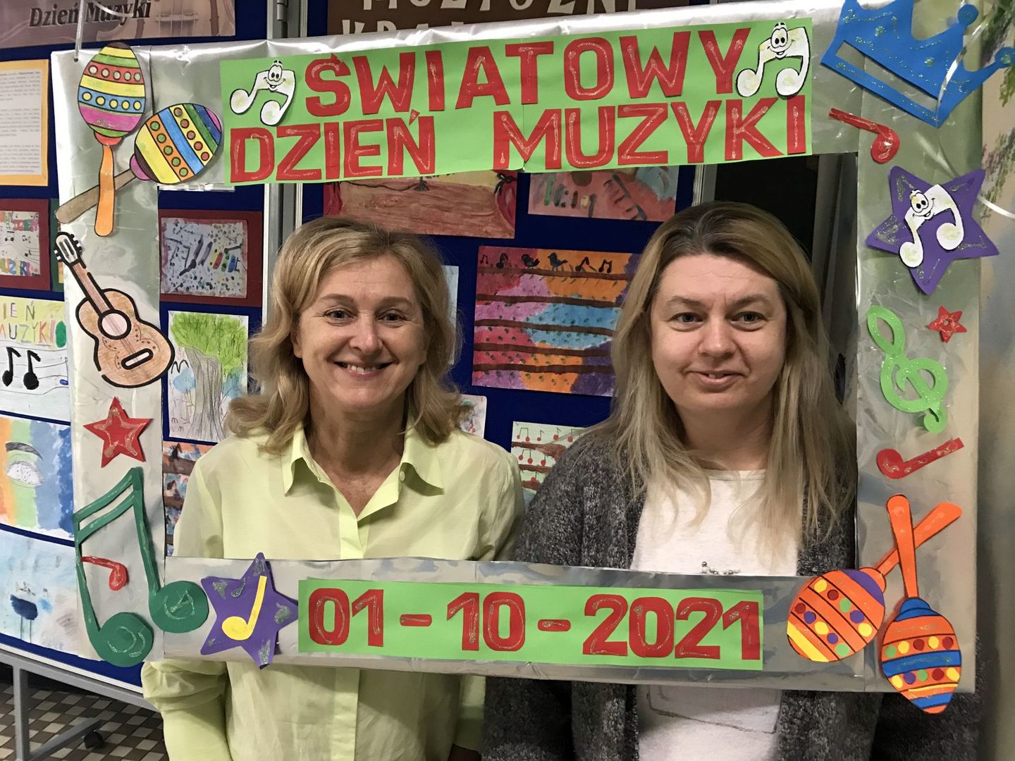 Dyrektor Mirosława Turczyn i wychowawca klasy 3 Żaneta Strzelecka pozują w specjalnej fotoramce.