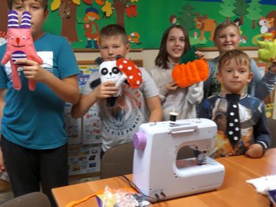 Grupa wychowanków z PWD w Kosierzewie prezentuje filcowe cudeńka, które powstały podczas zajęć.
