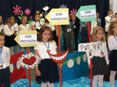 Dzieci z SP Malechowo występują przed rodzicami i zaproszonymi gośćmi.