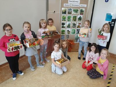 Dziewczynki z klasy I Szkoły Podstawowej w Malechowie pozują z pudełkami skarbów jesieni. 