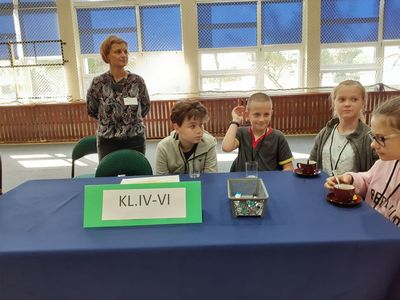 Przedstawiciele klas IV-V wraz z nauczycielem.