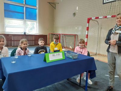 Dzieci z klas I-III z nauczycielem również uczestniczyły w debacie w Szkole Podstawowej w Niemicy.