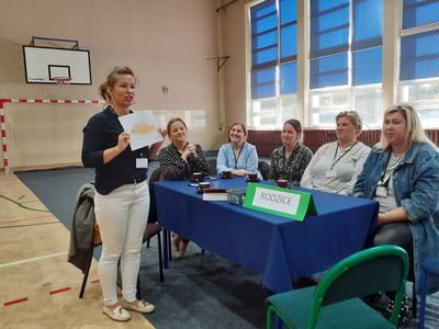 Rodzice uczestniczący w debacie w Szkole Podstawowej w Niemicy.