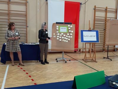 Dyrektor Iwona Nowak-Gancarz i nauczyciel Marta Wiącek, który moderują debatą. 