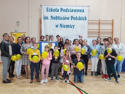 Wszyscy uczestnicy debaty, która odbyła się w Szkole Podstawowej w Niemicy. 
